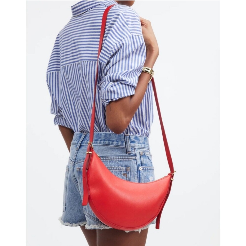NWOT Madewell Essential Leather Crossbody Half Moon Cresent Sling Bag